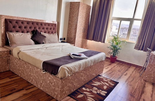 Pink City Hôtel | Charming Lake View hotel in marvelous Jaipur with WiFi, AC
