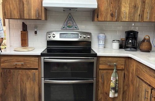 Port Richey Maison | Charming Lakefront 2-bedroom house with WiFi, AC in quaint New Port Richey