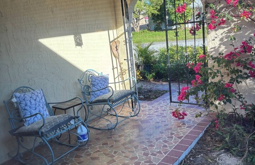 Port Richey Maison | Charming Lakefront 2-bedroom house with WiFi, AC in quaint New Port Richey