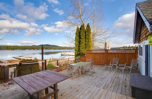 Diamond Lake Maison | Charming Lakefront Cabin with Deck and Fire Pit!