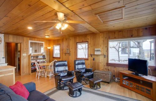 Diamond Lake Maison | Charming Lakefront Cabin with Deck and Fire Pit!