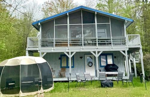 Barnstead Maison | Charming Lakefront Chalet, family and pet friendly