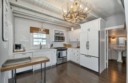 Weirs Beach Maison | Charming Lakefront Cottage Nearby to the Weirs with dock and sand beach