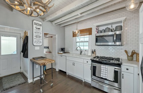 Weirs Beach Maison | Charming Lakefront Cottage Nearby to the Weirs with dock and sand beach