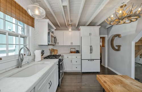 Weirs Beach Maison | Charming Lakefront Cottage Nearby to the Weirs with dock and sand beach