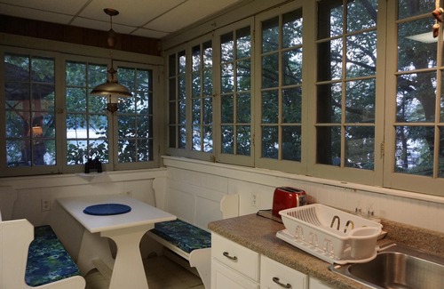 Burdett Cottage | Cottage de charme avec vue sur le lac - côté est, magnifiques couchers de soleil