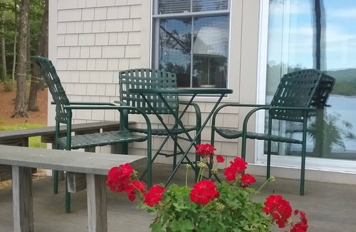 Milton Cottage | Charmant chalet au bord du lac avec plage de sable sur un grand terrain boisé privé