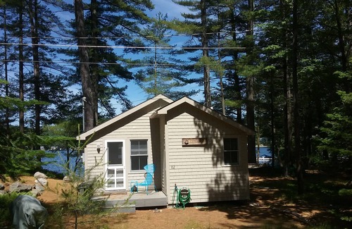 Milton Cottage | Charmant chalet au bord du lac avec plage de sable sur un grand terrain boisé privé