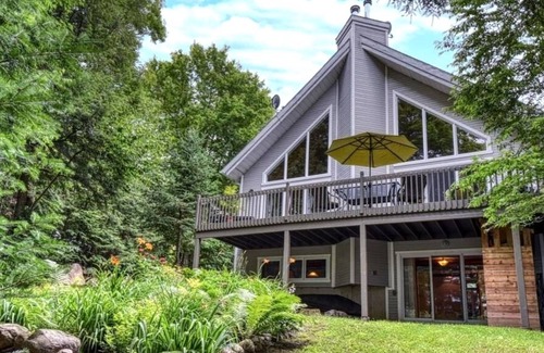 Gore Cabine | Charming lakefront cottage — close to activities for every season!
