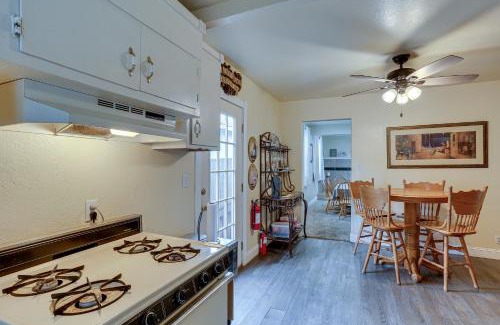Lakehead-Lakeshore Maison | Charming Lakehead Cabin Walk to Shasta Lake!