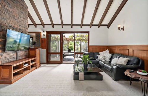 Raymond Terrace Maison | Charming lakeside manor in Port Stephens