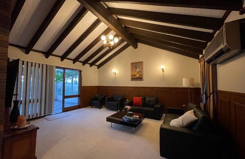 Raymond Terrace Maison | Charming lakeside manor in Port Stephens