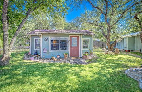 Kingsland Maison | Charming Lakeview Cottage with Lake Access