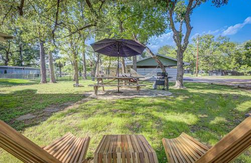Kingsland Maison | Charming Lakeview Cottage with Lake Access