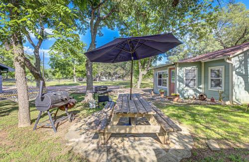 Kingsland Maison | Charming Lakeview Cottage with Lake Access