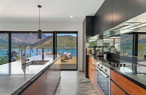 Frankton Maison | Charming Lakeview Home with Remarkable Views!