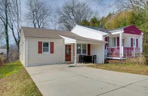 Landover Maison | Charming Landover Home with Yard about 10 Mi to DC!