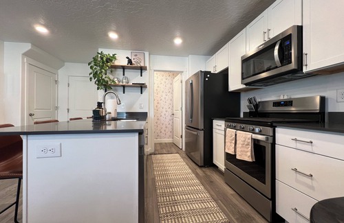 Layton Maison | Charming Layton Townhome. Cozy home near Hill AFB, Lagoon & Snow Basin.