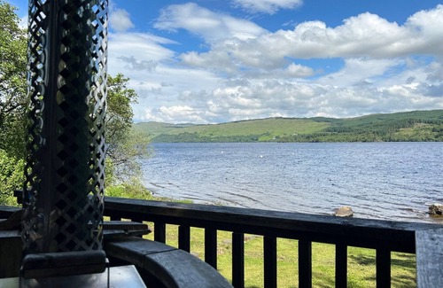 Taynuilt Cabine | Charming loch side log cabin with hot tub & stunning views across loch