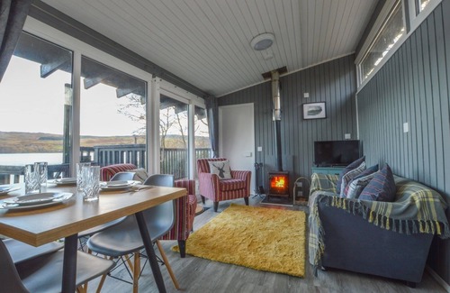 Taynuilt Cabine | Charming loch side log cabin with hot tub & stunning views across loch
