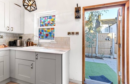 Harringay Appartement | Charming Log Cabin with Hot Tub and Grill
