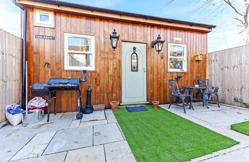 Harringay Appartement | Charming Log Cabin with Hot Tub and Grill