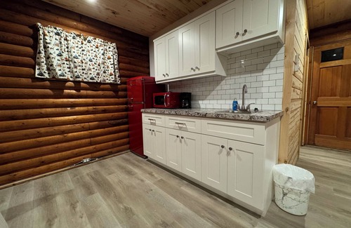 Cambridge Cabine | Charming log cabin on back country road with peace, quiet, all amenities of home