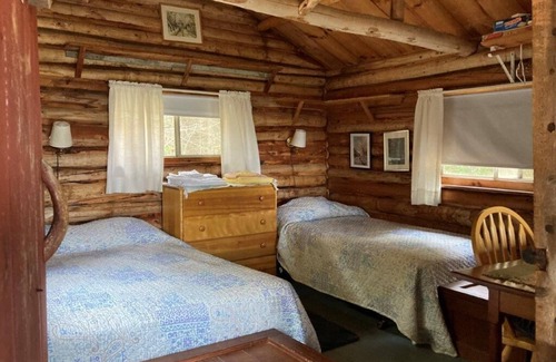 Hancock Point Cabine | Charming log cabin with AC and WiFi in peaceful Hancock, Maine