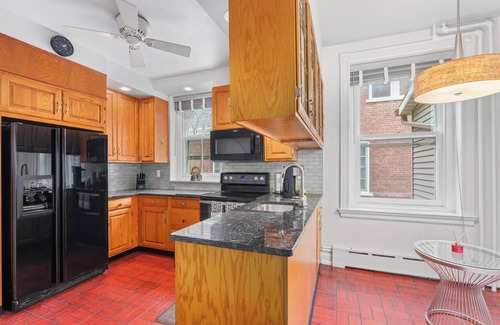 Allentown Maison | Charming Luxury 2-bedroom building in lovely Allentown with AC, fitness room