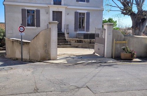 Quarante Maison | Charmante maison de Maitre avec piscine privée au centre du village