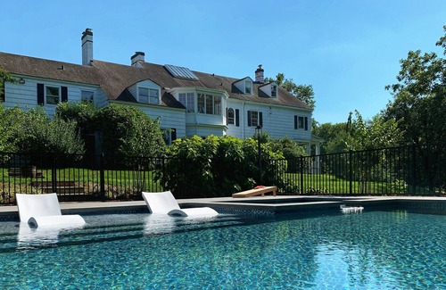 Glen Head Autre | Charming Manor - Resort Backyard - POOL & JACUZZI