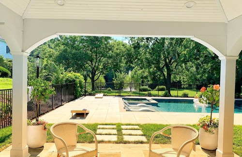 Glen Head Autre | Charming Manor - Resort Backyard - POOL & JACUZZI
