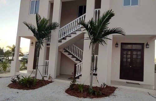 Nassau Copropriété | Charming Maple Canalfront Condo