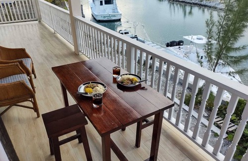 Nassau Copropriété | Charming Maple Canalfront Condo