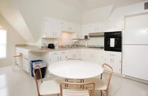 Vollintine-Evergreen Appartement | Charming Mid-Century Apartment in Midtown