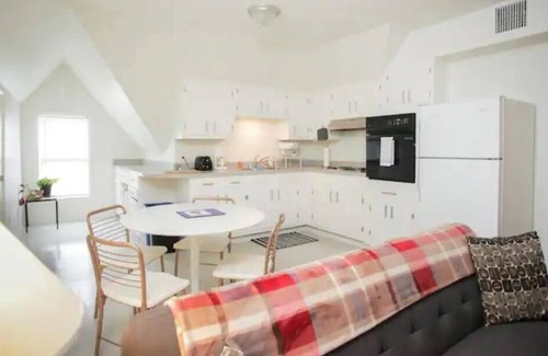 Vollintine-Evergreen Appartement | Charming Mid-Century Apartment in Midtown
