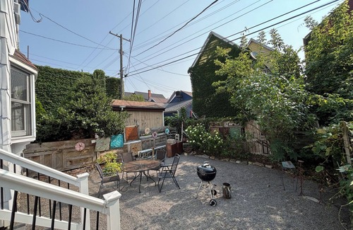 Downtown Buffalo Maison | Charming Mid Century Modern 4BR House in Allentown, Buffalo, Stylish decor. I