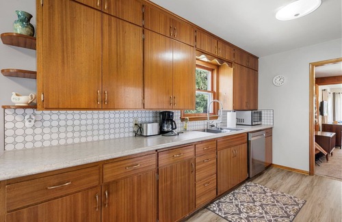 Cumberland Maison | Charming mid-century modern 2-bedroom home with views of Beaver Dam lake