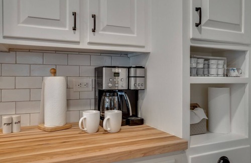 Glenview-Pinegrove Maison | Charming Midtown Gem!!