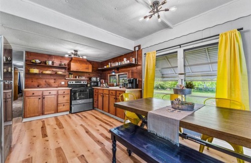 Pymatuning Central Maison | Charming mobile home with WiFi, AC sleeps 6 . 7 mins from Pymatunning lake