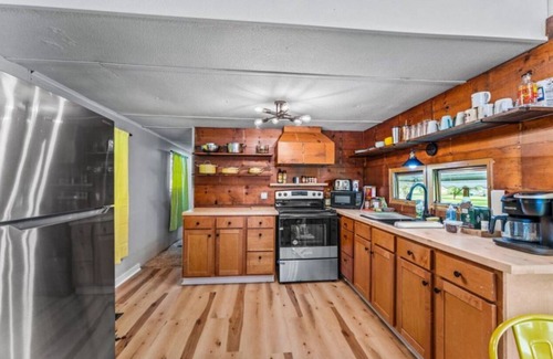 Pymatuning Central Maison | Charming mobile home with WiFi, AC sleeps 6 . 7 mins from Pymatunning lake
