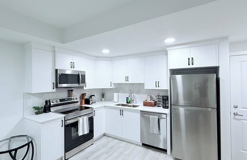 Southwest Calgary Maison | Charming Modern 2-bedroom suite in SW Calgary