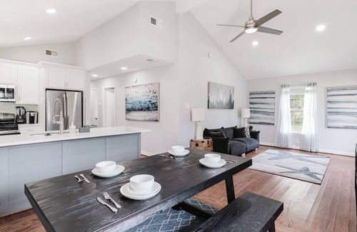 Old East Dallas Maison | Charming Modern 4BR Home - Lux - Backyard.