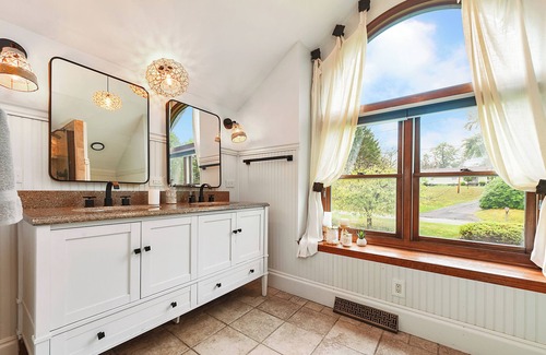 Racine Maison | Charming, Modern & Cozy Home