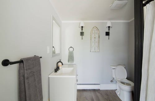 Burdett Autre | Charming Modern Farmhouse