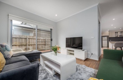 Boronia Maison | Charming & Modern Mountain View Townhouse