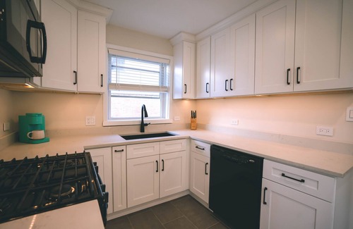 Elmhurst Maison | Charming ModernRetro Home!