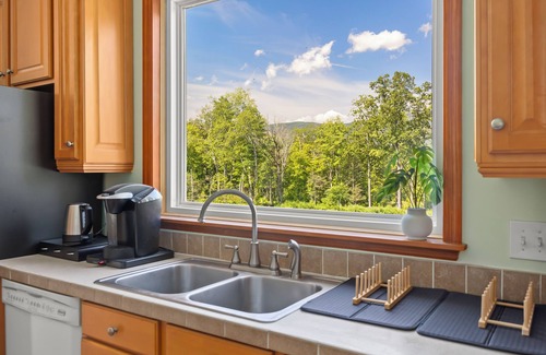 Saugerties Maison | Charming Mountain Retreat w Hot Tub