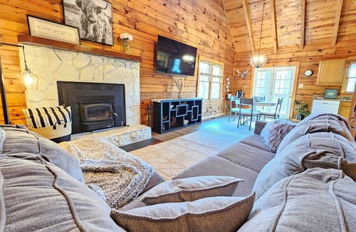 Pine Mountain Cabine | Charming Mountain Ridge View Cozy Cabin near FDR State Park and Callaway Gardens