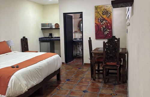 La Paz Cabine | Charming lodge with AC and WiFi in soothing San Pedro Tlaquepaque.